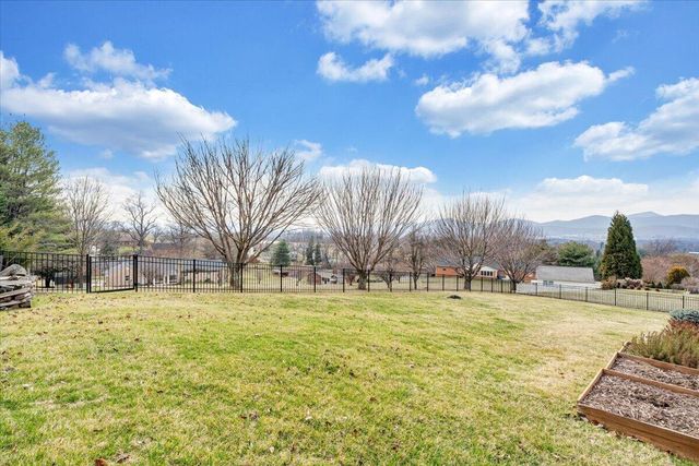 390 Stoneledge DR, Roanoke, VA 24019