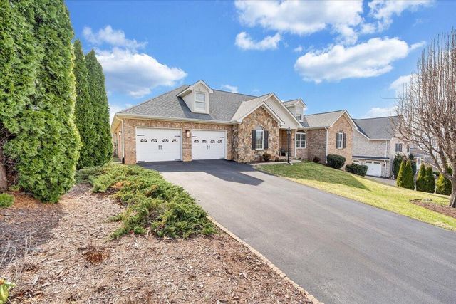 390 Stoneledge DR, Roanoke, VA 24019