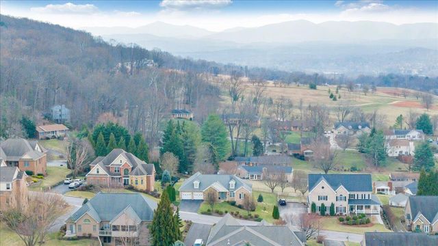 390 Stoneledge DR, Roanoke, VA 24019