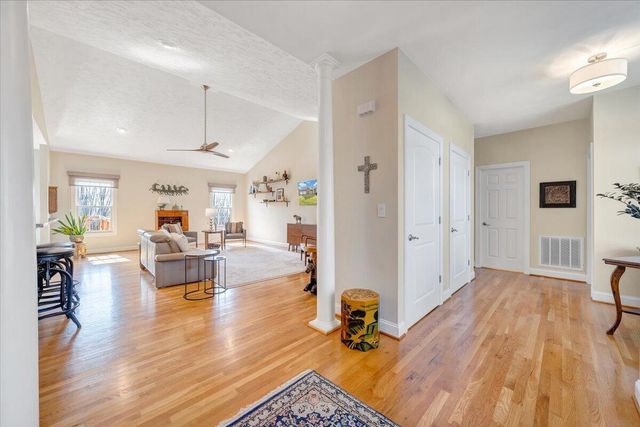 390 Stoneledge DR, Roanoke, VA 24019