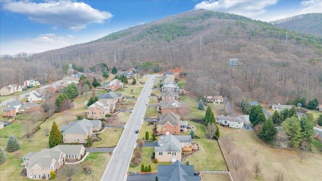 390 Stoneledge DR, Roanoke, VA 24019