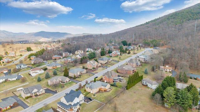 390 Stoneledge DR, Roanoke, VA 24019