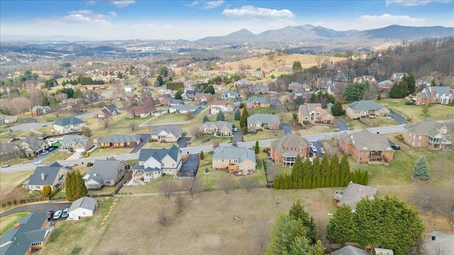 390 Stoneledge DR, Roanoke, VA 24019