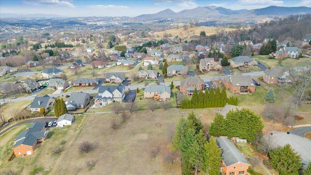 390 Stoneledge DR, Roanoke, VA 24019