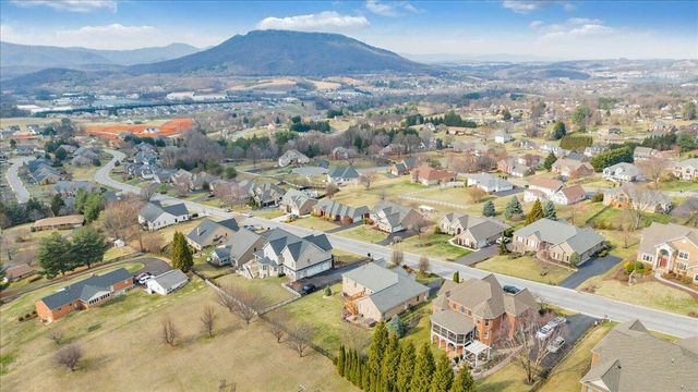 390 Stoneledge DR, Roanoke, VA 24019