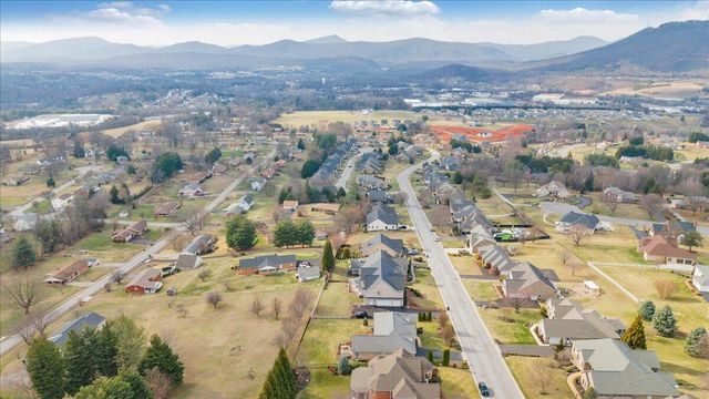 390 Stoneledge DR, Roanoke, VA 24019
