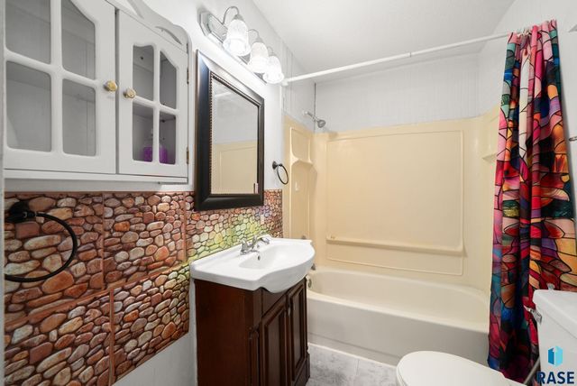 212 W 42nd St Street, Sioux Falls, SD 57105