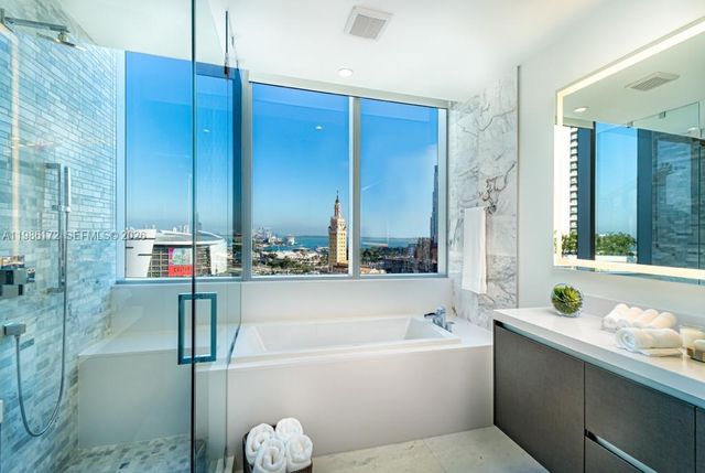 851 NE 1st Ave 1011, Miami, FL 33132