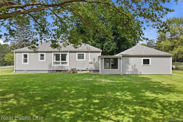 665 S Howell Street, Pinckney Village, MI 48169