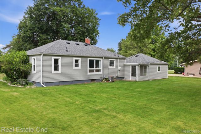 665 S Howell Street, Pinckney Village, MI 48169