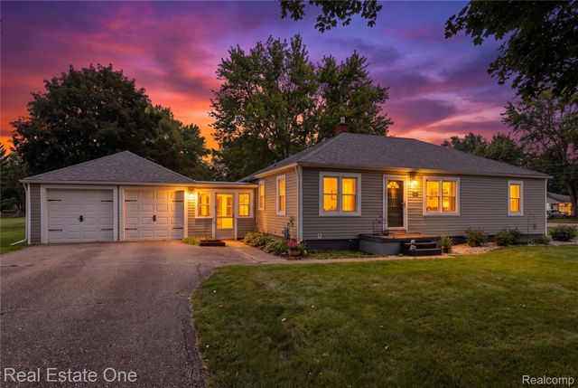 665 S Howell Street, Pinckney Village, MI 48169