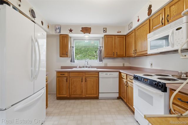 665 S Howell Street, Pinckney Village, MI 48169