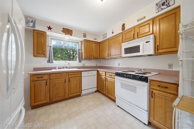 665 S Howell Street, Pinckney Village, MI 48169