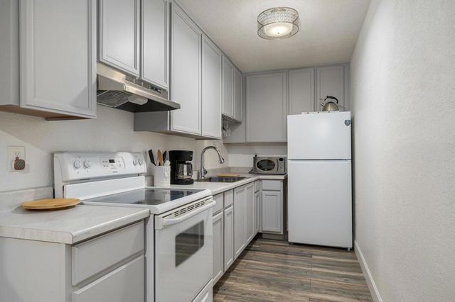 680 N Ashurst Court 102, Palm Springs, CA 92262