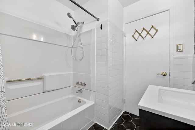 330 E Southside Ct, Louisville, KY 40214