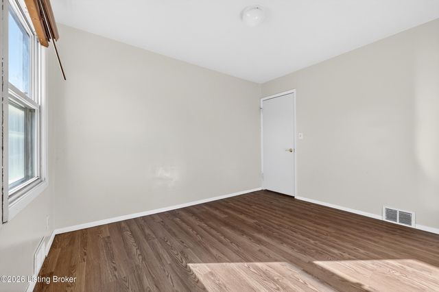 330 E Southside Ct, Louisville, KY 40214