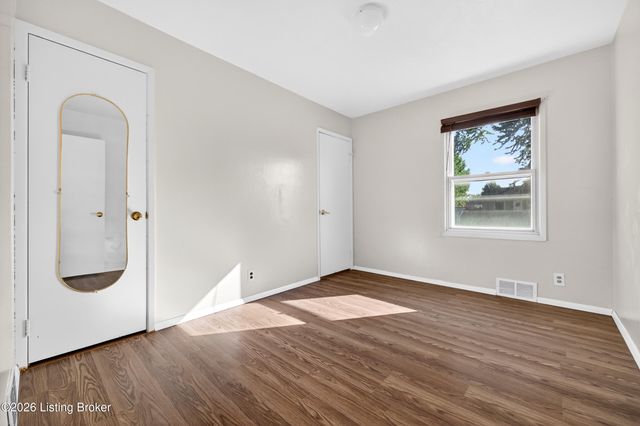 330 E Southside Ct, Louisville, KY 40214