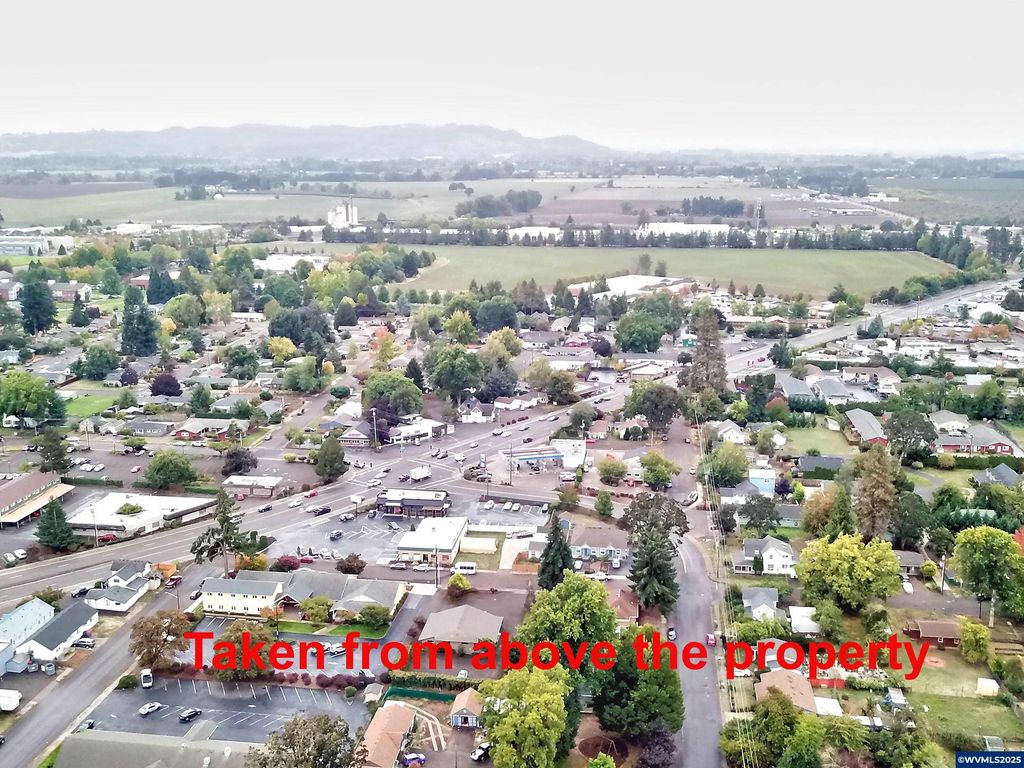 Image 12 of property listing at 724 SW Edmunston St, Mcminnville, OR 97128