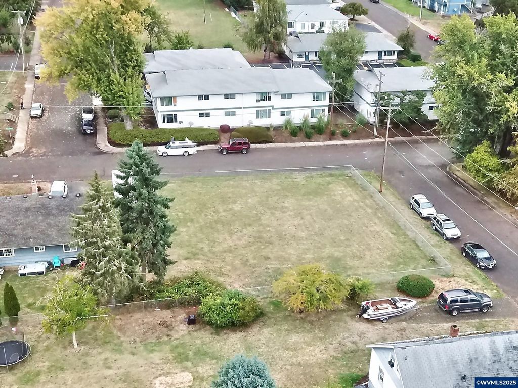 Image 14 of property listing at 724 SW Edmunston St, Mcminnville, OR 97128