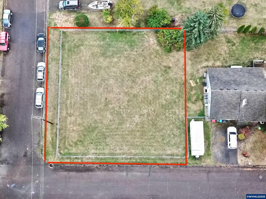 Image 2 of property listing at 724 SW Edmunston St, Mcminnville, OR 97128