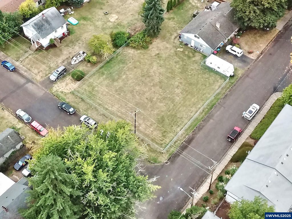 Image 3 of property listing at 724 SW Edmunston St, Mcminnville, OR 97128