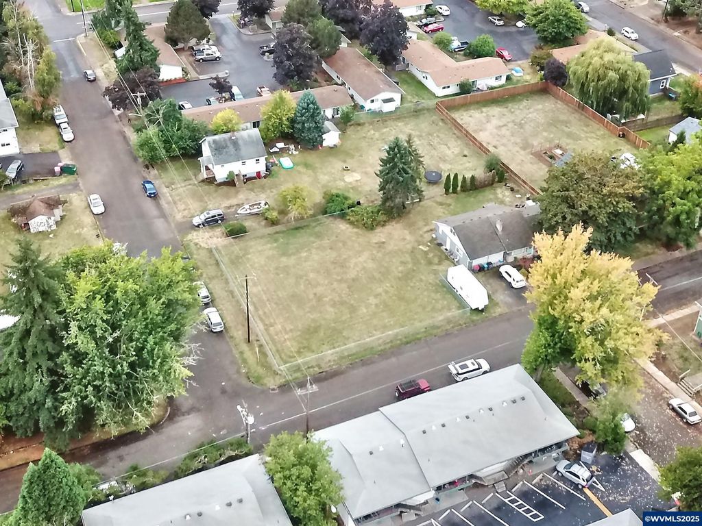 Image 4 of property listing at 724 SW Edmunston St, Mcminnville, OR 97128