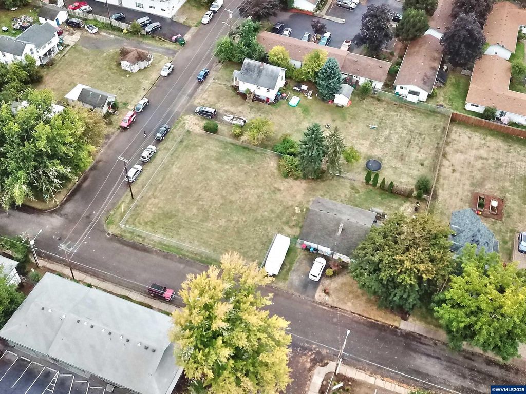 Image 5 of property listing at 724 SW Edmunston St, Mcminnville, OR 97128