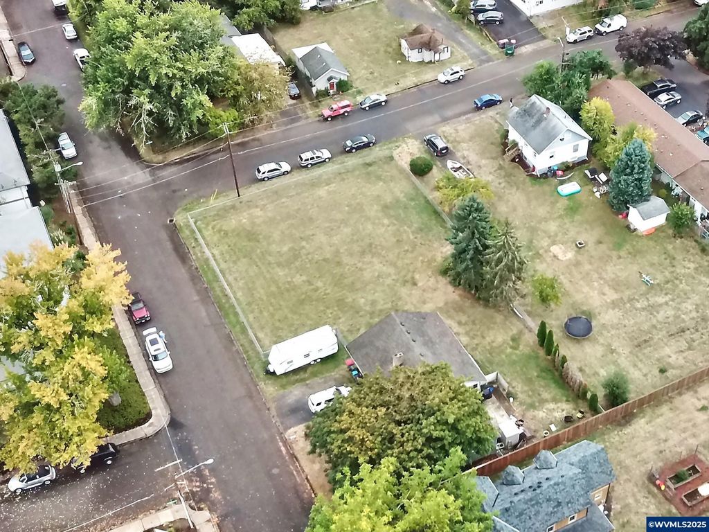 Image 6 of property listing at 724 SW Edmunston St, Mcminnville, OR 97128