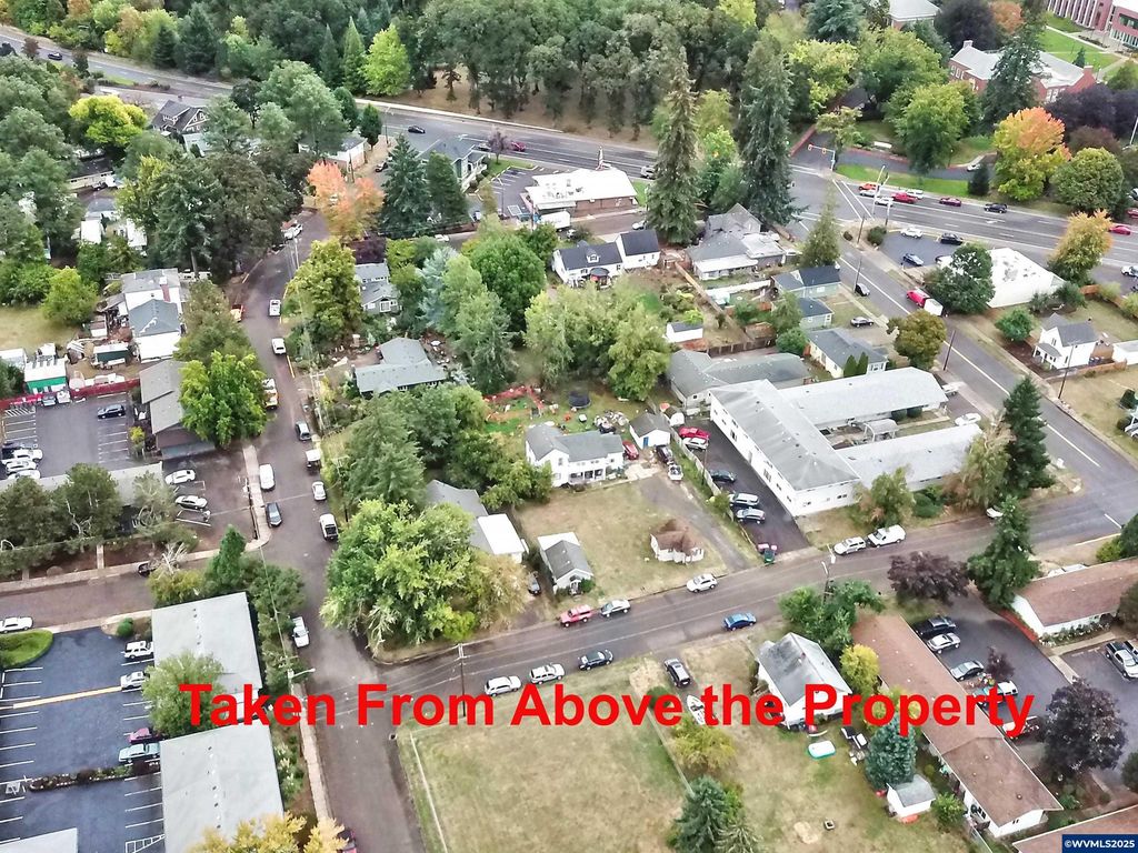 Image 8 of property listing at 724 SW Edmunston St, Mcminnville, OR 97128