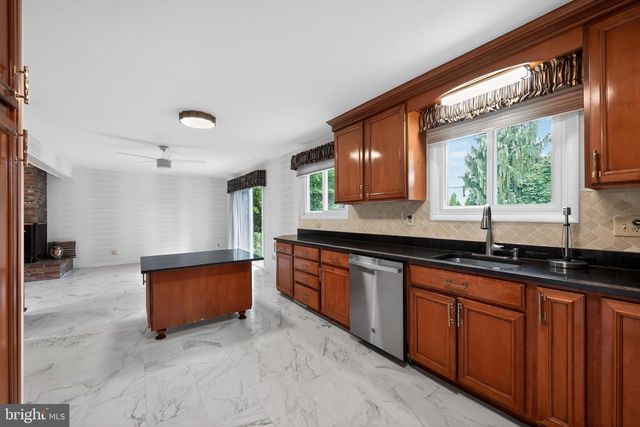 1 BUCKNELL DR, Cherry Hill, NJ 08034