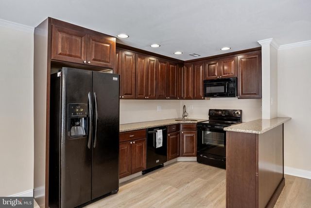 1 BRIDGEWATER DR, Marlton, NJ 08053