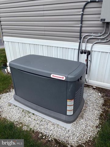 511 MAPLE DR, Green Lane, PA 18054