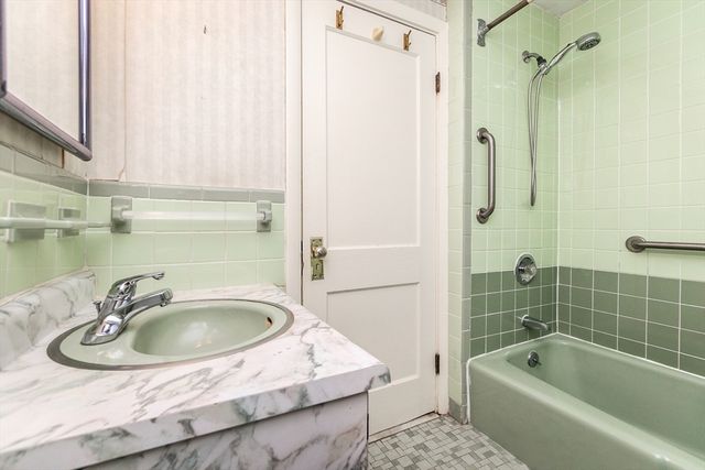 78 Greene St, Quincy, MA 02170