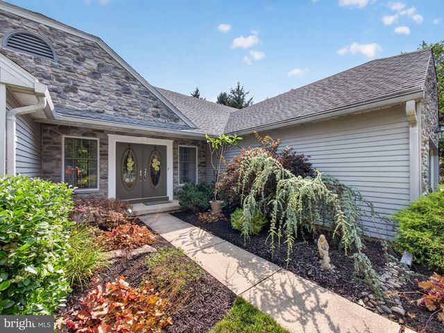 1665 LAMPLIGHTER DR., Macungie, PA 18062