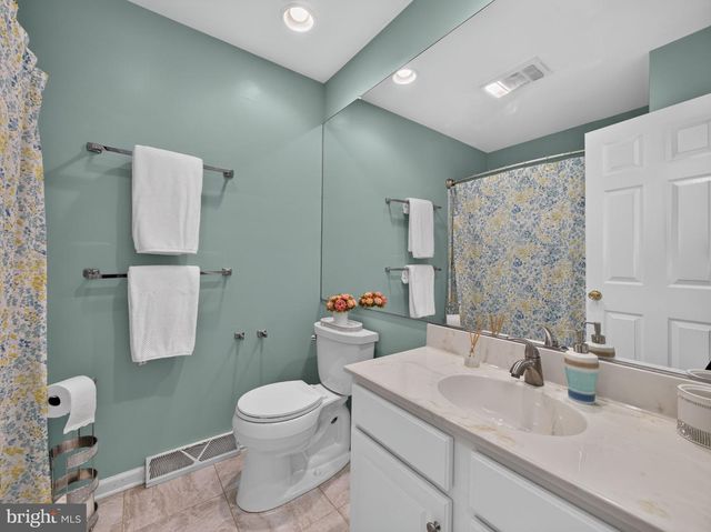 1665 LAMPLIGHTER DR., Macungie, PA 18062