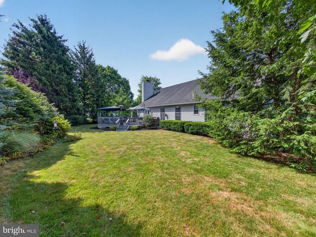 1665 LAMPLIGHTER DR., Macungie, PA 18062