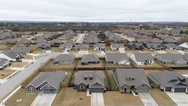 1665 E 138th Place, Glenpool, OK 74033