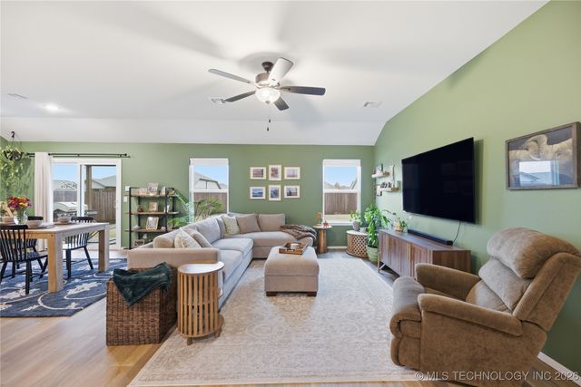 1665 E 138th Place, Glenpool, OK 74033