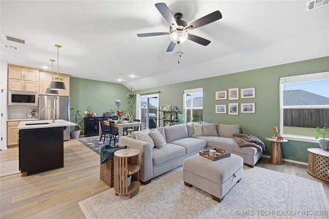 1665 E 138th Place, Glenpool, OK 74033