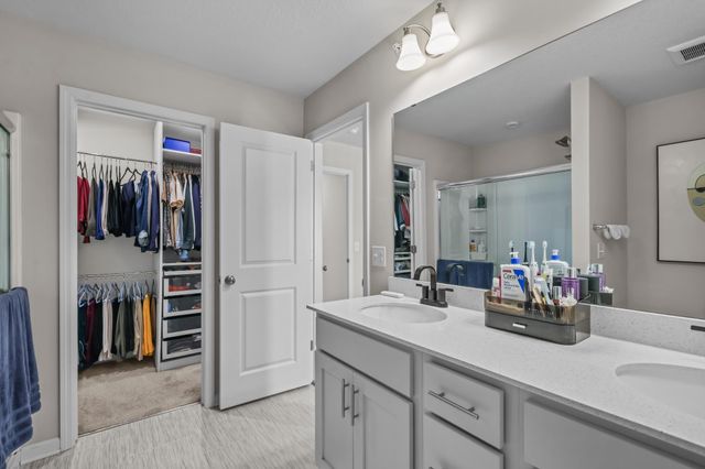 2215 Gateway Hill Road, North Saint Paul, MN 55109