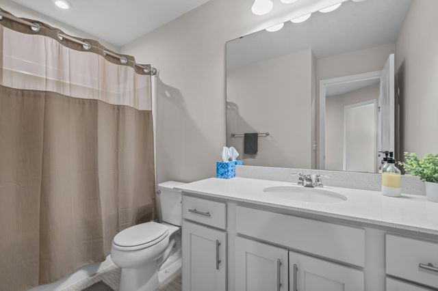 2215 Gateway Hill Road, North Saint Paul, MN 55109