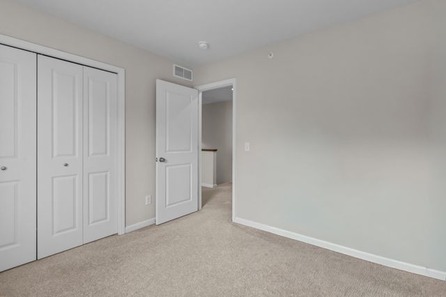 2215 Gateway Hill Road, North Saint Paul, MN 55109