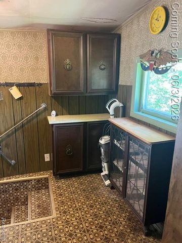 1086 Forest Avenue, Burton, MI 48509
