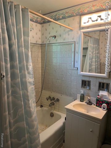 1086 Forest Avenue, Burton, MI 48509