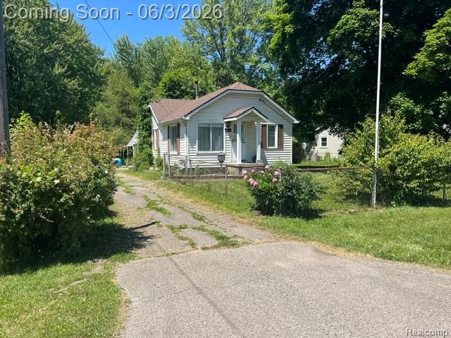 1086 Forest Avenue, Burton, MI 48509