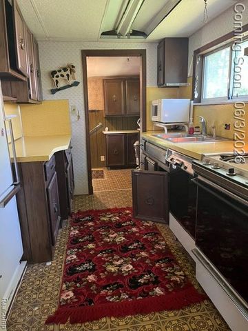 1086 Forest Avenue, Burton, MI 48509