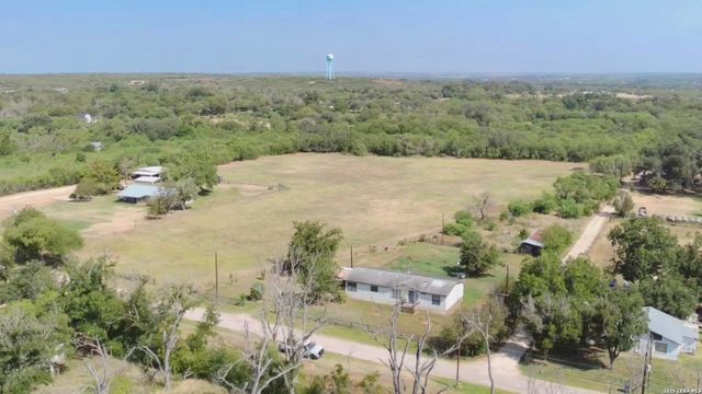 605 W County Road 678, Natalia, TX 78059