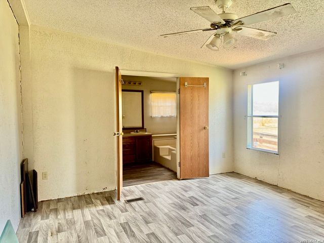 605 W County Road 678, Natalia, TX 78059