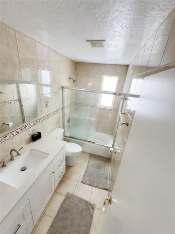 926 SW 102nd Ter, Pembroke Pines, FL 33025