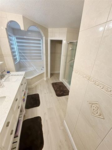 926 SW 102nd Ter, Pembroke Pines, FL 33025